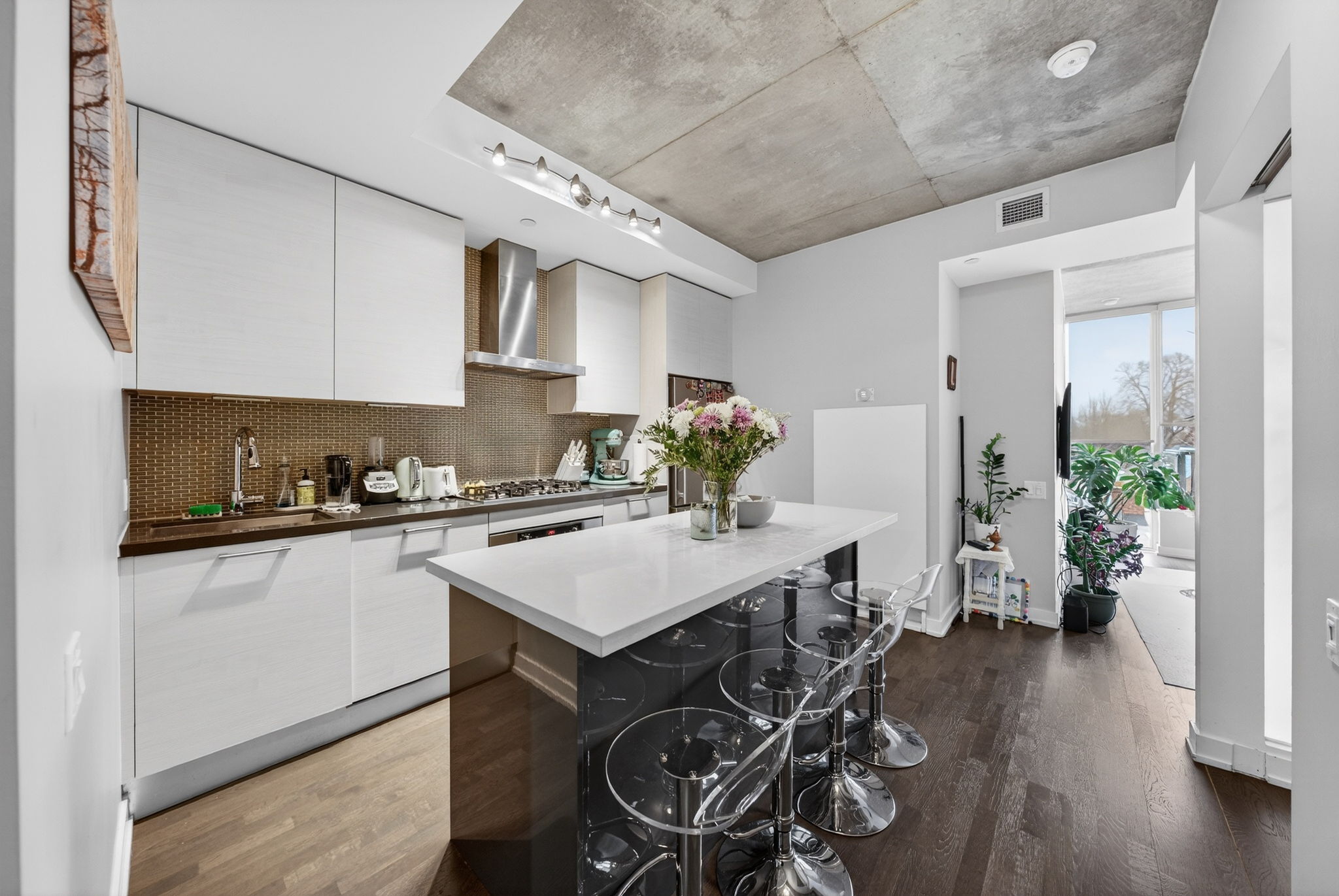 Lease: Bright 2-Bedroom Condo in Queen St E (60 Haslett Ave #301)